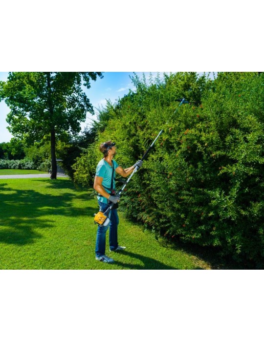 Stiga MT 330 : Cinq outils différents, tous alimentés par le même moteur 25,4 cc.